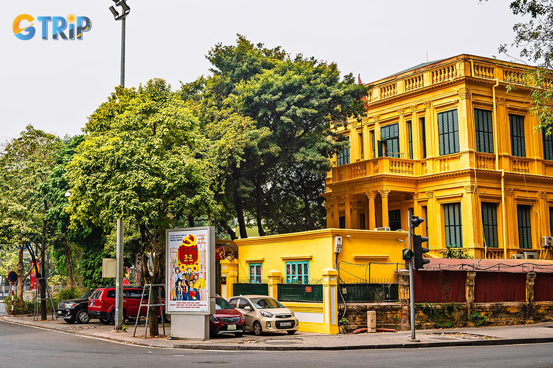 To fully appreciate the French Quarter’s charm, plan your visit for early morning or late afternoon